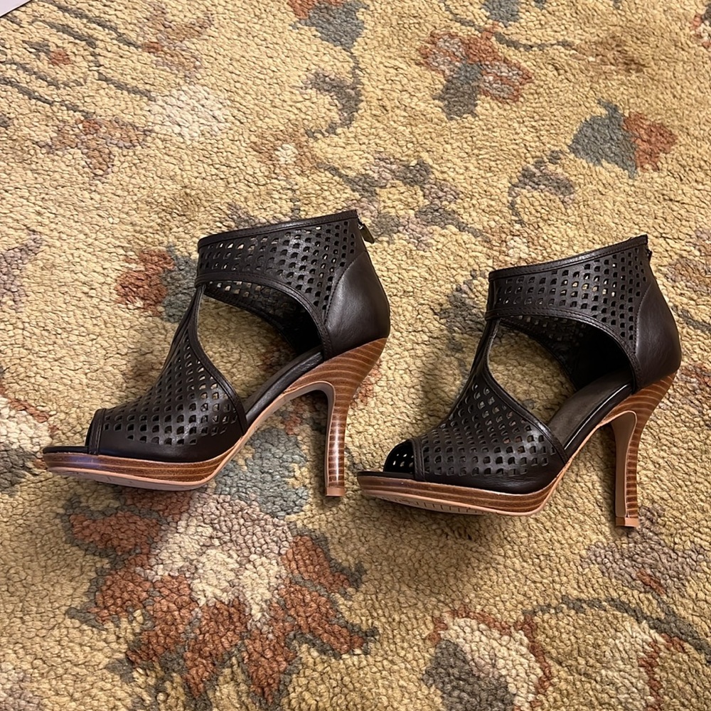 AURI Angie Platform Leather Sandals - Size 39 - US 9 - New in box